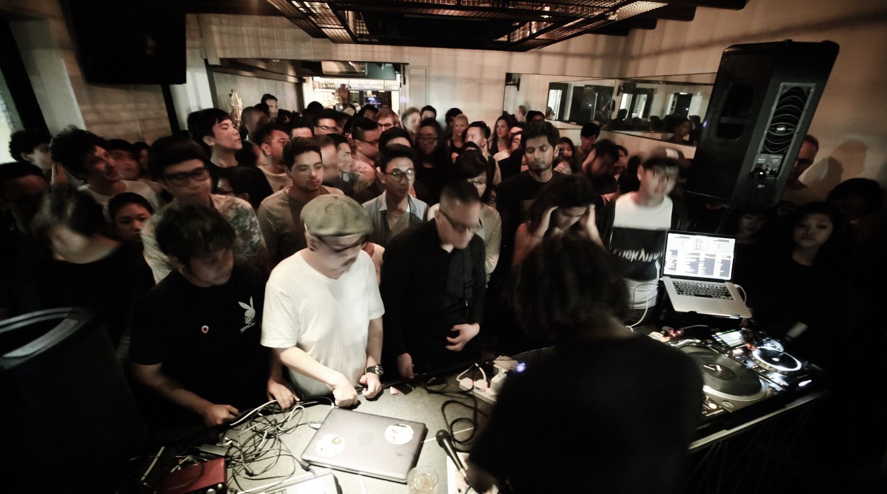 LIVE FROM LA: Syndicate's Beat Invitational headline act, Teebs, killing it at Zhui Hong Lou to a hodgepodge crowd of newbies and beat-heads, all of whom got together as one for a killer night.